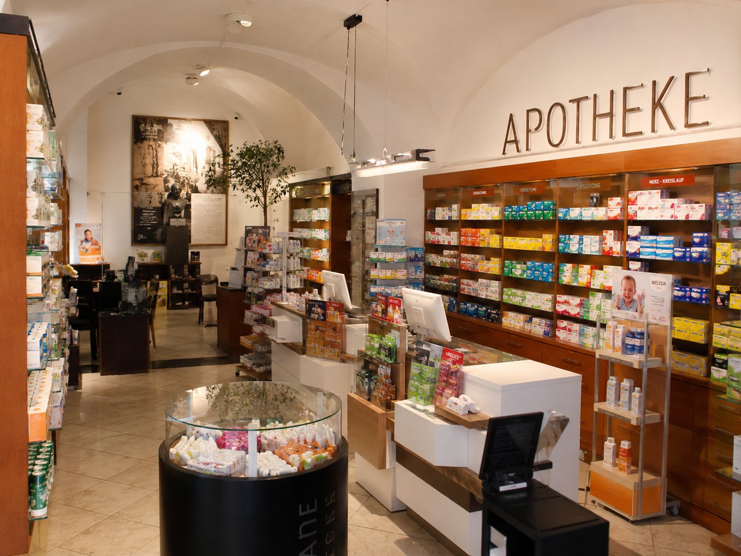 Modernes Apotheken-Interieur mit Beratungs- und Verkaufsbereich